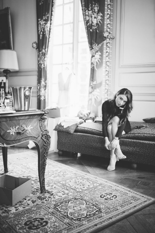 La mariée enfile ses chaussures