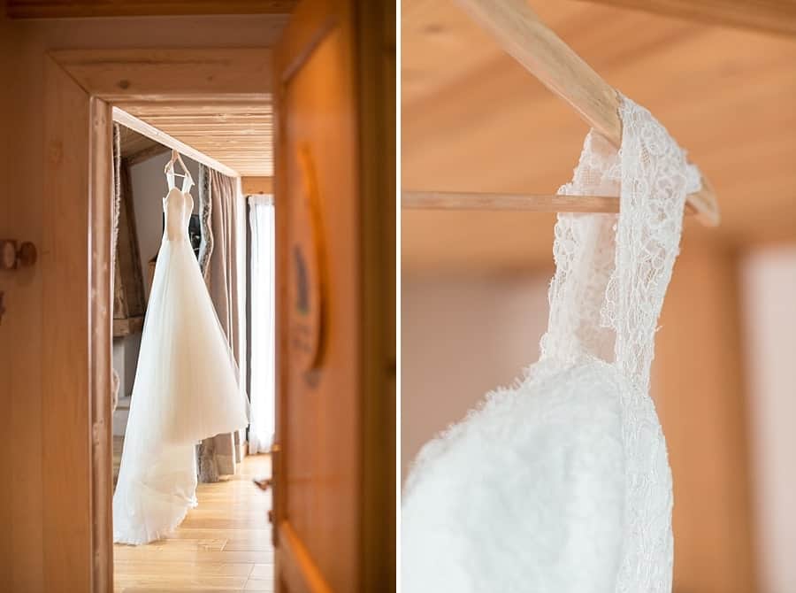 la robe suspendue vue à travers la porte