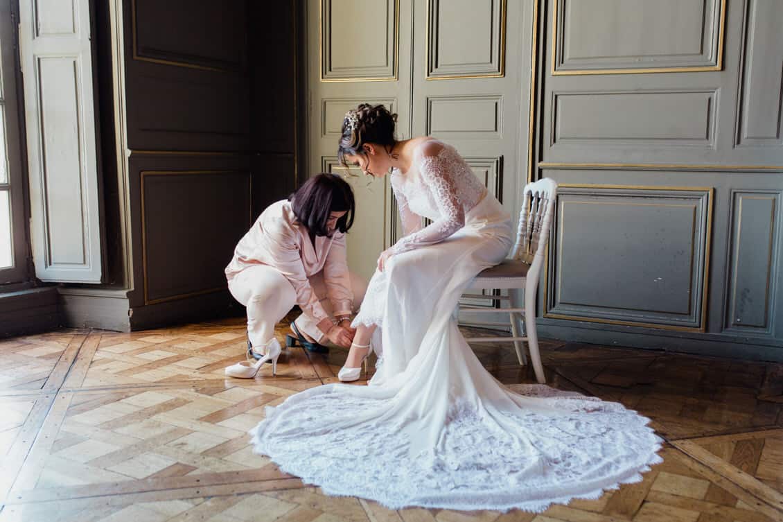préparatifs de la mariée avec sa mere