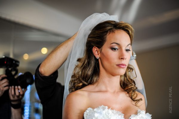 Le voile de la mariée est posée par la mère