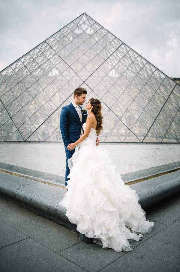 Mariage aux Louvres avec les pyramides