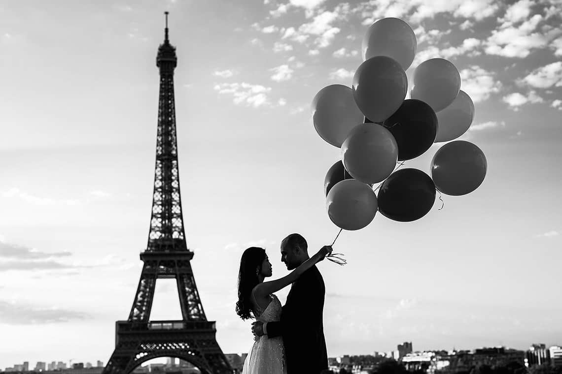 Ballons et mariage devant la tour Eiffel
