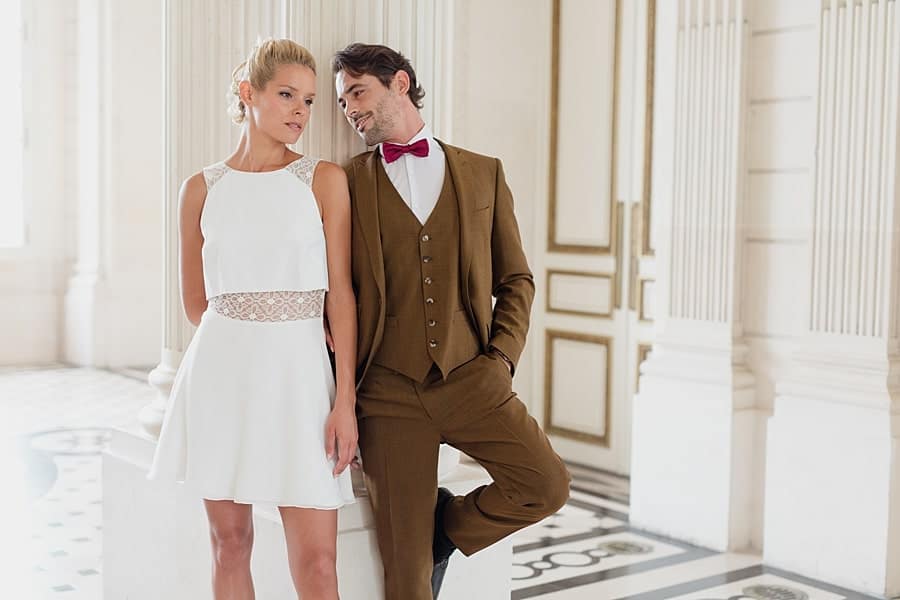 pose romantique de mariés au château de Baronville