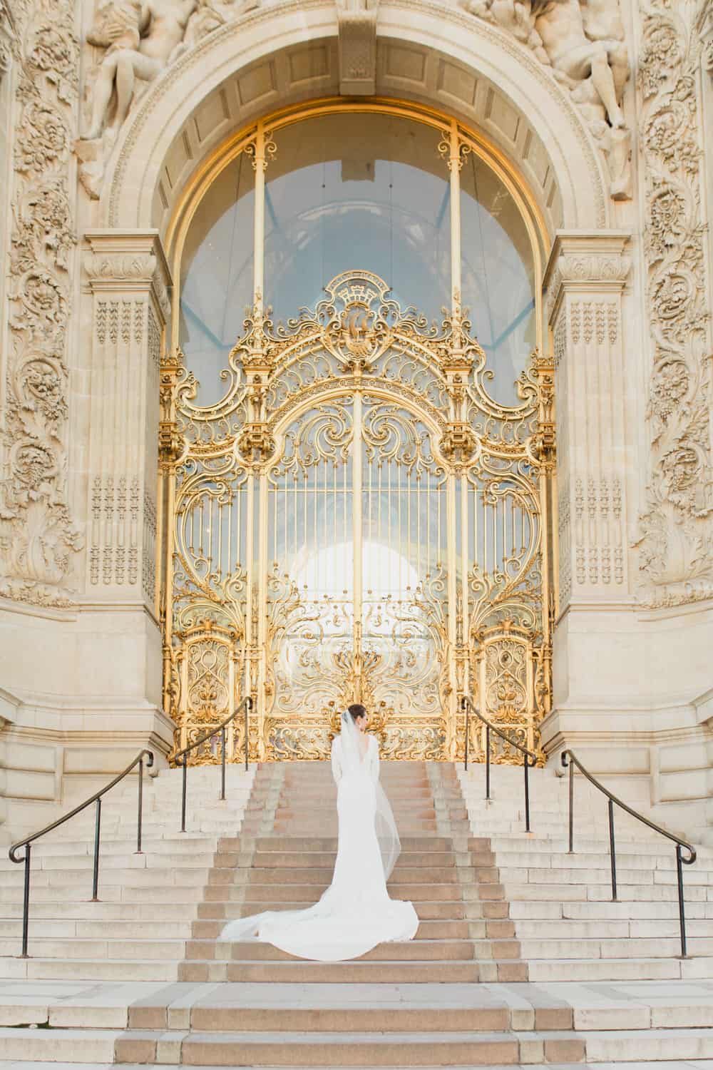 Mariée avec une magnifique robe devant le petit Palais à Paris