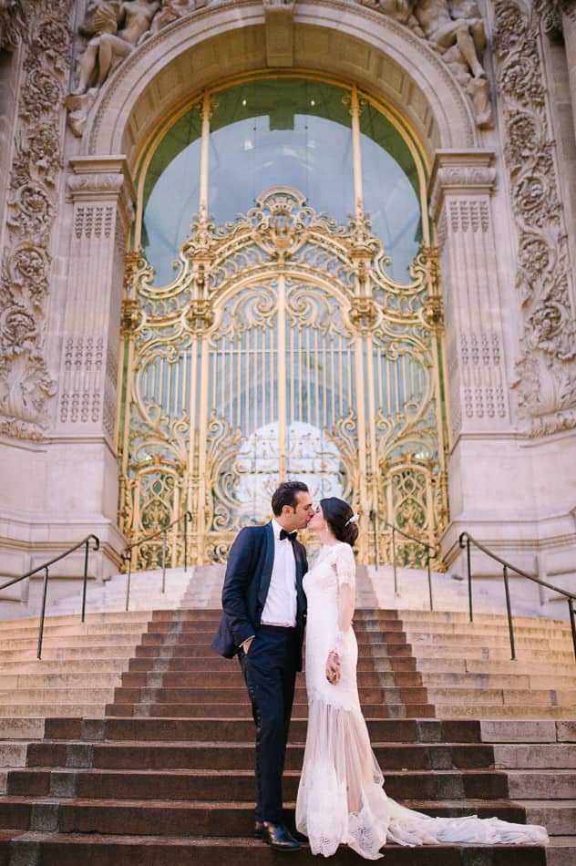 Couple de mariés devant les escaliers du petit palais