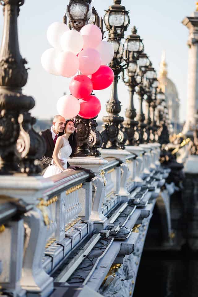 Séance couple sur le pont Alexandre III avec des ballons