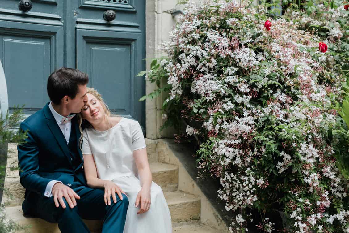 mariés qui font une pause romantique