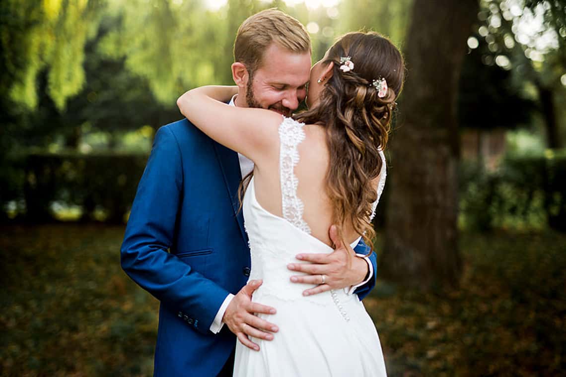 La mariée tient fort son homme