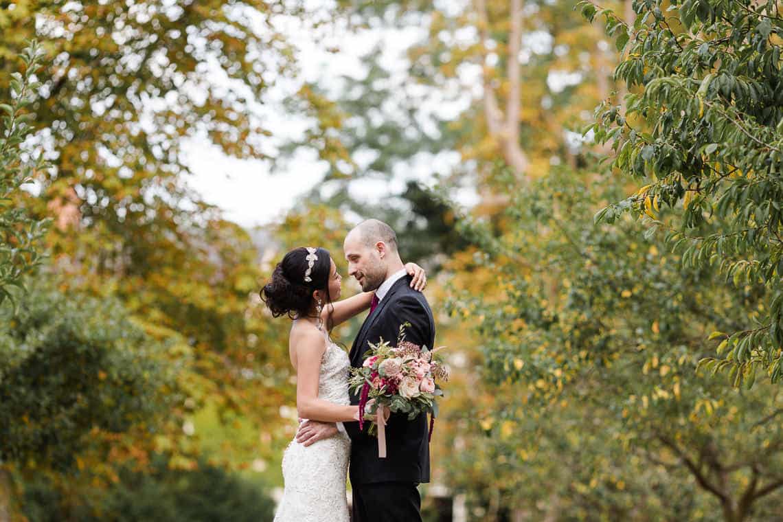 Shooting photo de mariage dans un parc