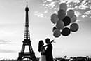 Ballons et mariage devant la tour Eiffel