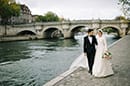 Mariés sur les quais de Seine à Paris