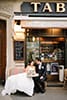 Mariés à la terrasse d'un café parisien