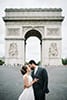 Séance couple à Paris devant l'arc de Triomphe