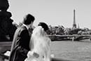 séance couple sur le pont alexandre III avec vue sur la tour Eiffel