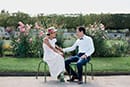 couple aprés le mariage dans le jardin des tuileries