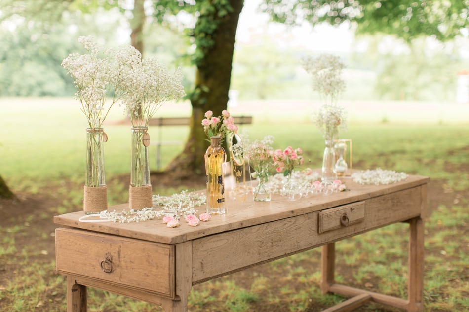 table avec des éléments de décoration de mariage