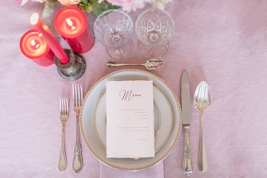 dressage table mariage rose et rouge