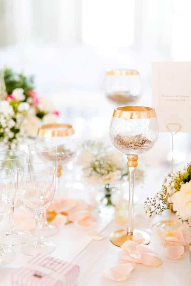 verre deco pour mariage avec pétales de roses