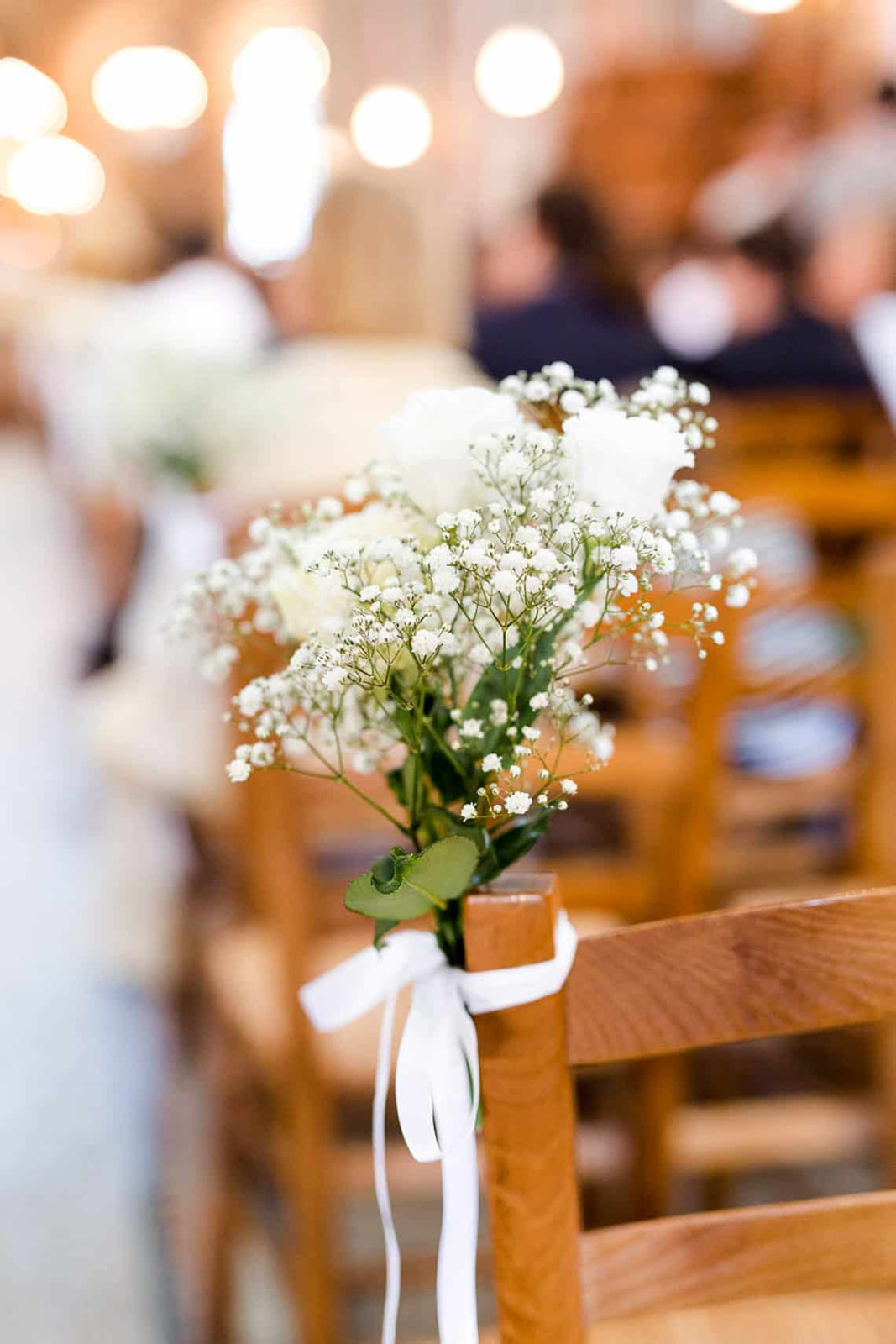 bouquet de fleurs et ruban à l'église