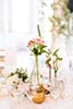 décoration mariage avec un bouquet au centre de la table