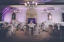 salle de mariage pour le repas éclairage violet