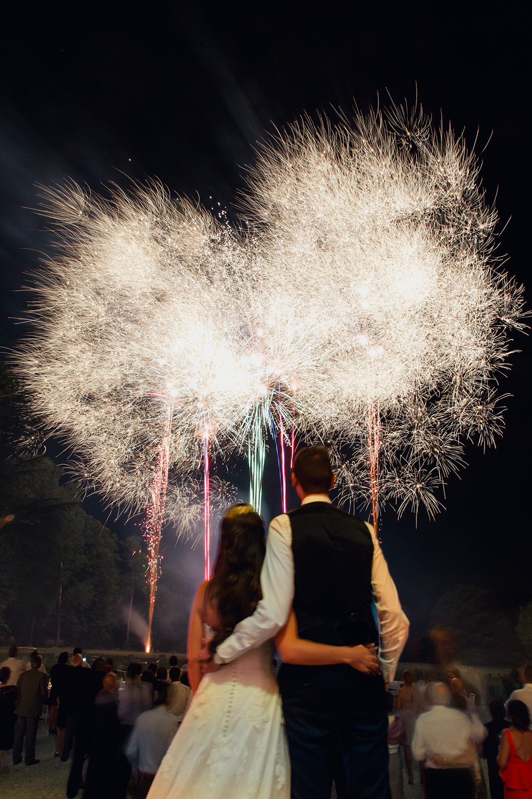 les mariés devant un feu d'artifice