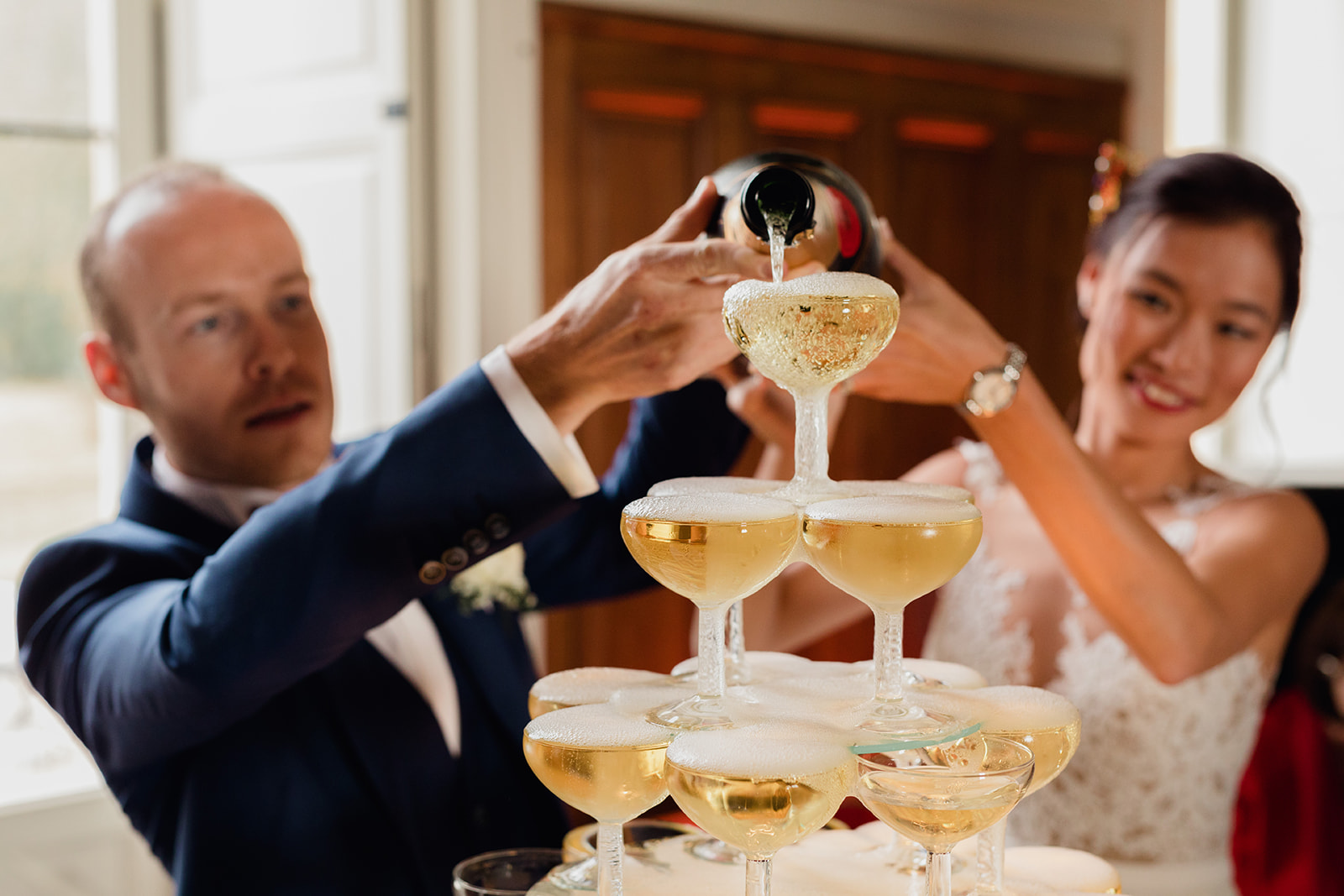 les mariés avec une fontaine de champagne