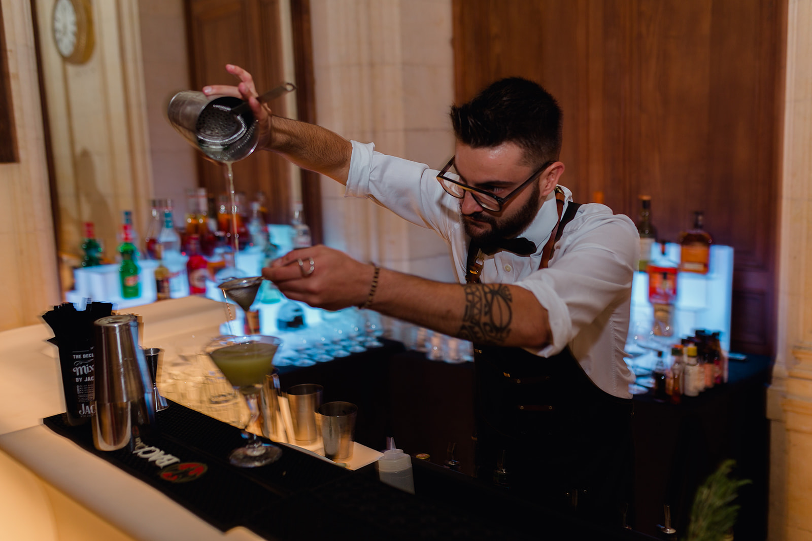 le bar tender en train de préparer de délicieux cocktails