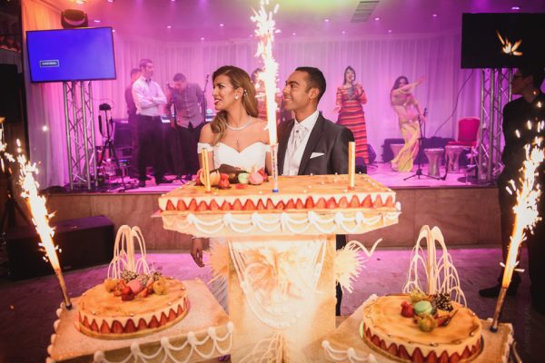 les mariés devant un superbe gateau de mariage