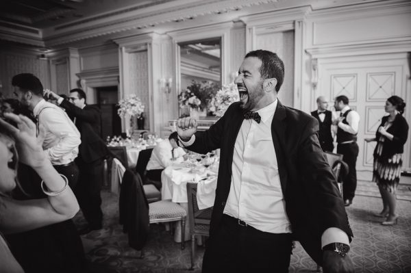 les amis et la famille heureux de célébrer le mariage à paris