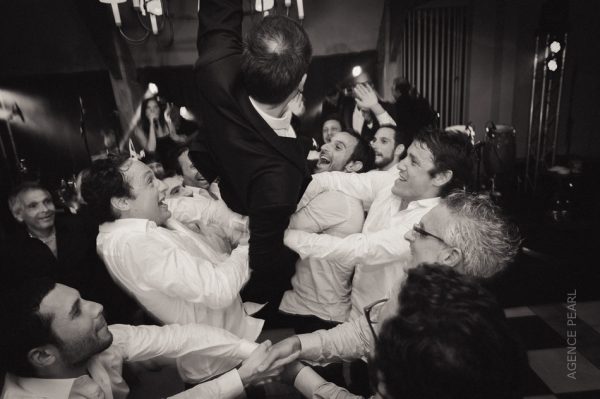 les mariés s'amusent comme des fous pendant le mariage