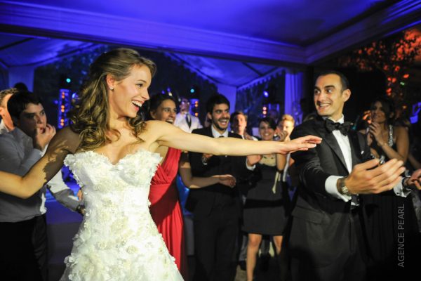 la mariée danse pendant la soirée avec un grand sourire