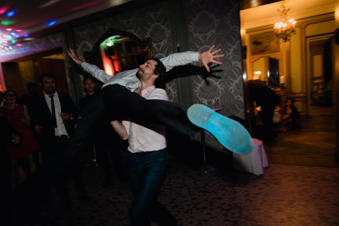 les invités font le show pendant la soirée du mariage