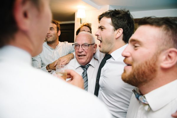 les amis des mariés dansent en leurs honneur