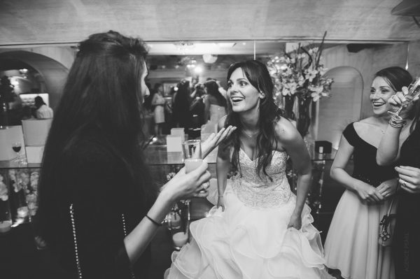 la marié avec un grand sourire devant sa copine