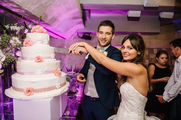 les mariés prêt a couper leur gâteau