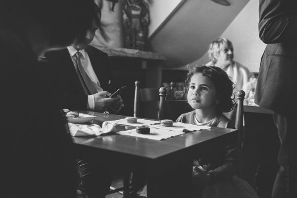 un enfant observe la mariée