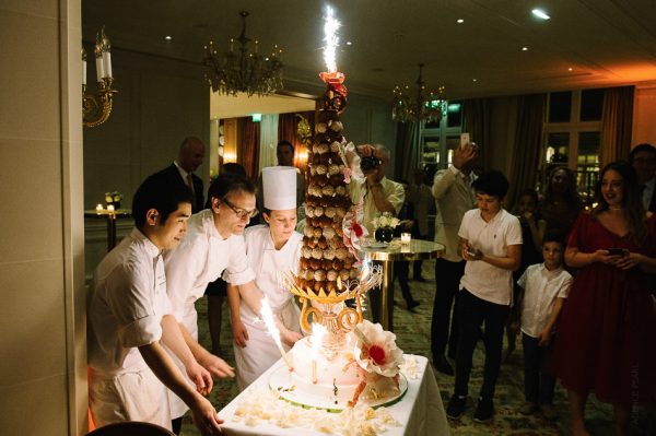 le wedding cake est apporté au mariés