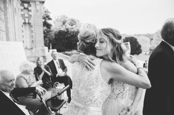 la mariée serre sa soeur dans ses bras