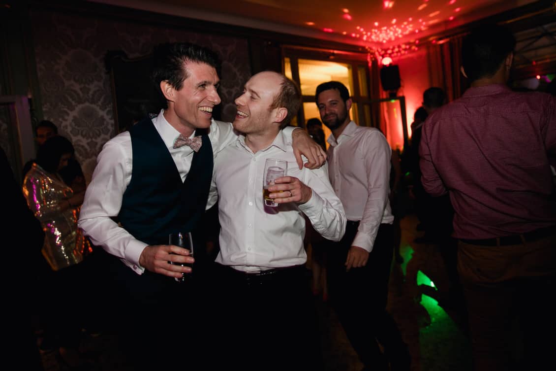 les mariés et les invités pendant la soirée