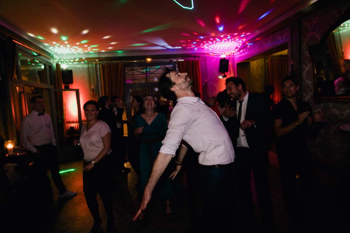 les invités dansent pendant la soirée