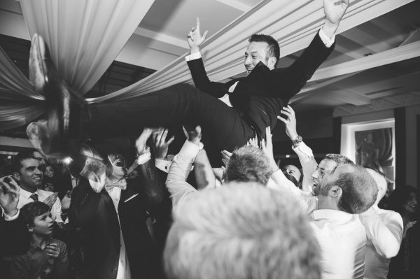 Grosse fete pendant la soirée de mariage