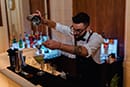 le bar tender en train de préparer de délicieux cocktails