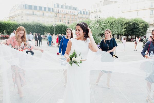 la marié trouve de l'aide pour déployer sa magnifique robe