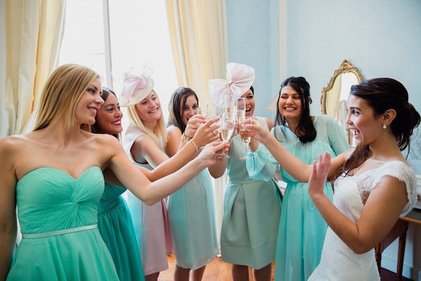La mariée trinque avec les demoiselles d'honneur