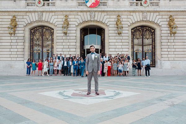 Le marié attend sa femme devant la mairie
