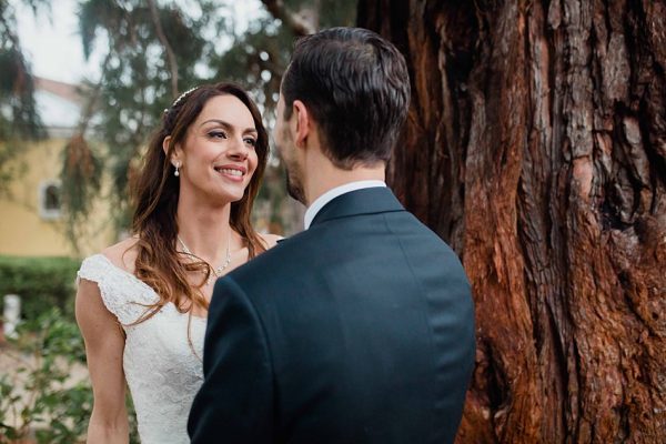 la mariée regarde tendrement son mari