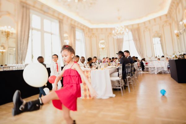 un enfant joue avec un ballon