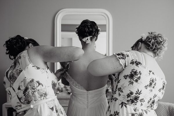 Préparatifs de la mariée avec les demoiselles d'honneur