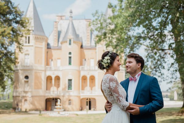 pose du coupe de marié devant le château d'azy